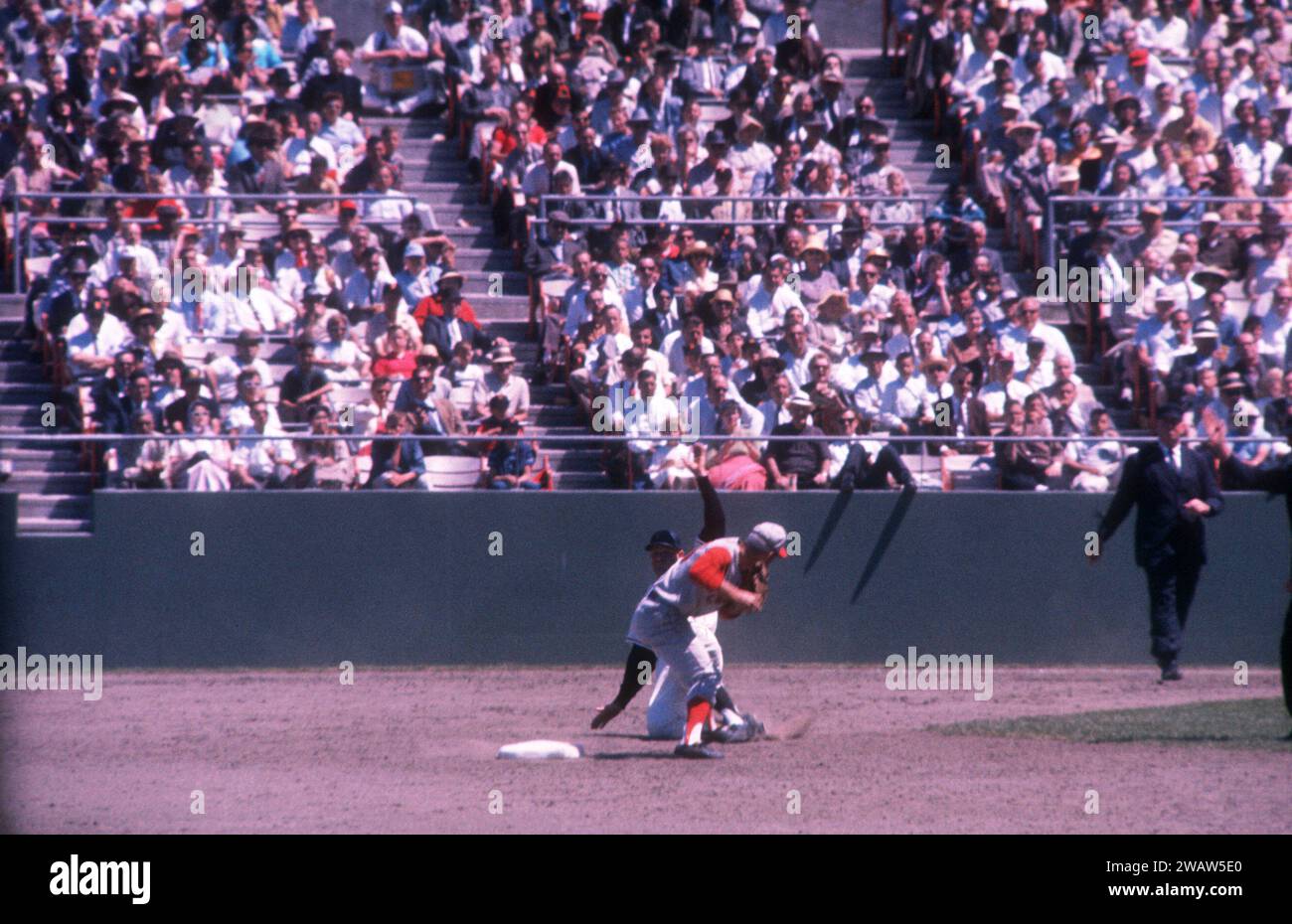 SAN FRANCISCO, CA - 6 LUGLIO: Don Blasingame n. 19 dei Cincinnati Reds riceve il pallone come Harvey Kuenn n. 7 dei San Francisco Giants Slides durante una partita della MLB il 6 luglio 1961 al Candlestick Park di San Francisco, California. (Foto di Hy Peskin) *** didascalia locale *** Don Blasingame;Harvey Kuenn Foto Stock