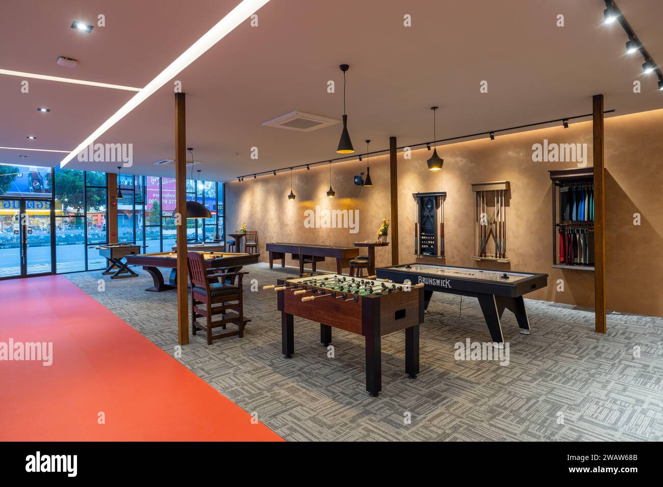 Hat Yai, Thailandia - 26 dicembre 2023: Interno di una palestra e di uno showroom di attrezzature fitness situato a Hat Yai, Thailandia. Foto Stock