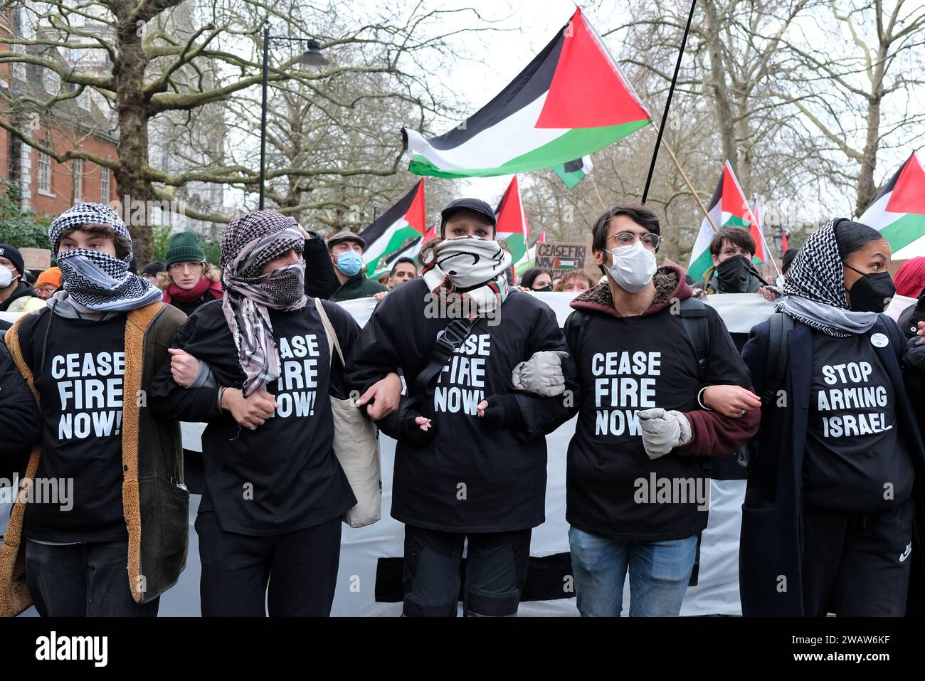 Londra, Regno Unito. 6 gennaio 2024. Circa un migliaio di sostenitori della Palestina, compresi i gruppi di attivisti Sisters Uncut e BLM, marciarono attraverso Westminster da St James's Park verso Parliament Square, dove i manifestanti erano contenuti da un cordone di polizia, e impose condizioni che limitavano ulteriori movimenti. Credito: Fotografia dell'undicesima ora/Alamy Live News Foto Stock