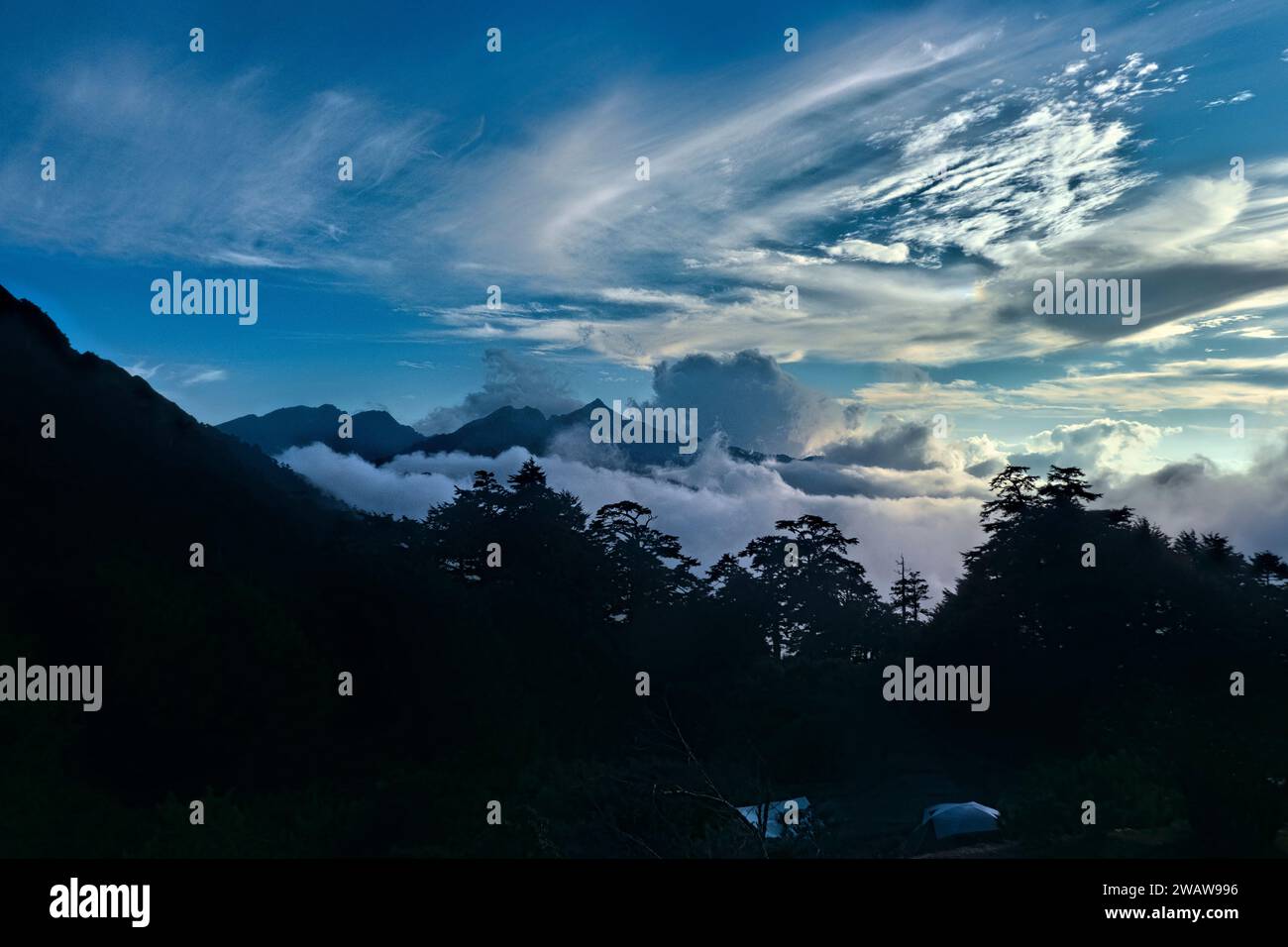 Nuvole che si snodano sotto il Nenggao Peak, Tianchi Lodge, Nantou, Taiwan Foto Stock