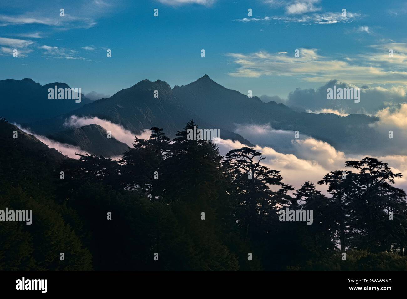 Nuvole che si snodano sotto il Nenggao Peak, Tianchi Lodge, Nantou, Taiwan Foto Stock