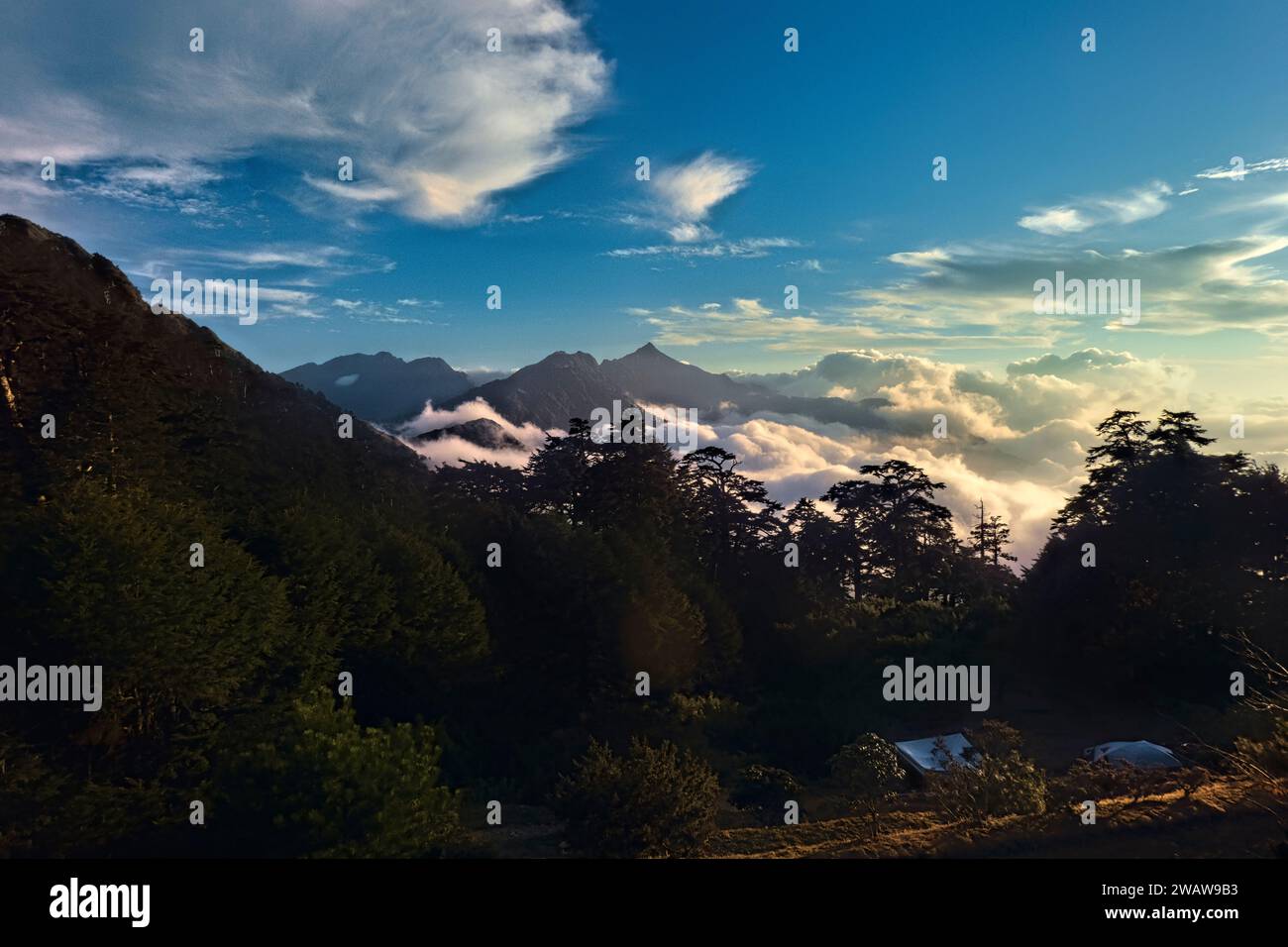 Nuvole che si snodano sotto il Nenggao Peak, Tianchi Lodge, Nantou, Taiwan Foto Stock