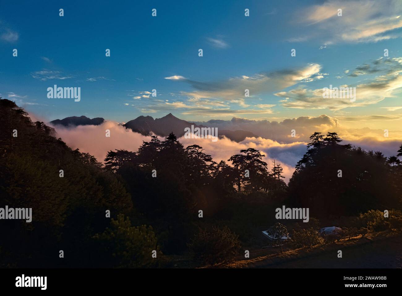 Nuvole che si snodano sotto il Nenggao Peak, Tianchi Lodge, Nantou, Taiwan Foto Stock