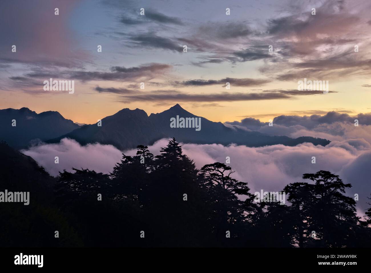 Nuvole che si snodano sotto il Nenggao Peak, Tianchi Lodge, Nantou, Taiwan Foto Stock