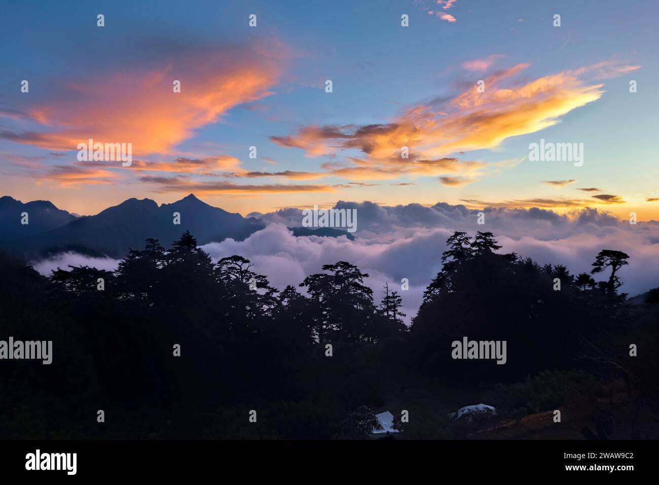 Nuvole che si snodano sotto il Nenggao Peak, Tianchi Lodge, Nantou, Taiwan Foto Stock