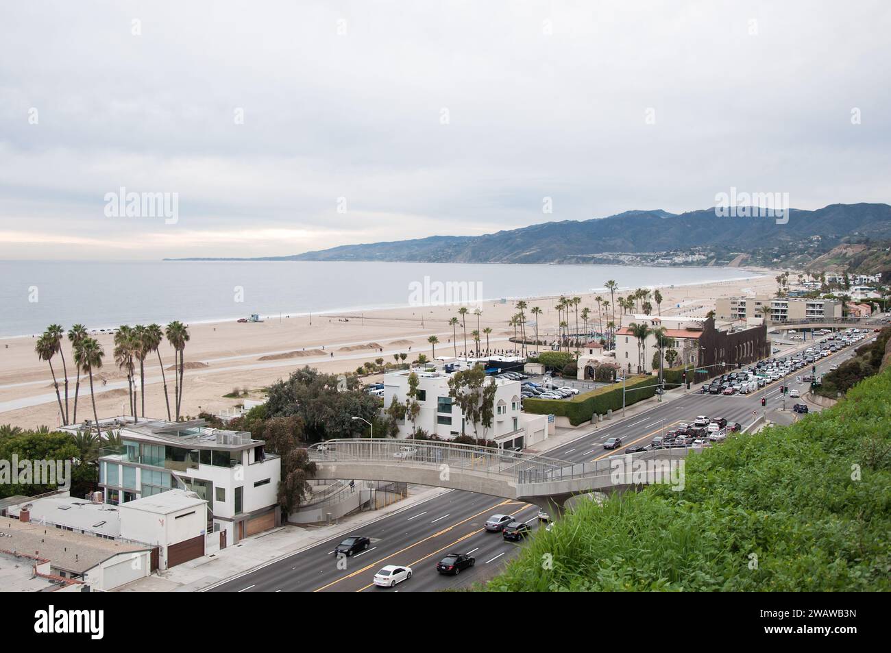 Vista aerea della baia di Santa Monica, della spiaggia e della Pacific Coast Highway, California Foto Stock