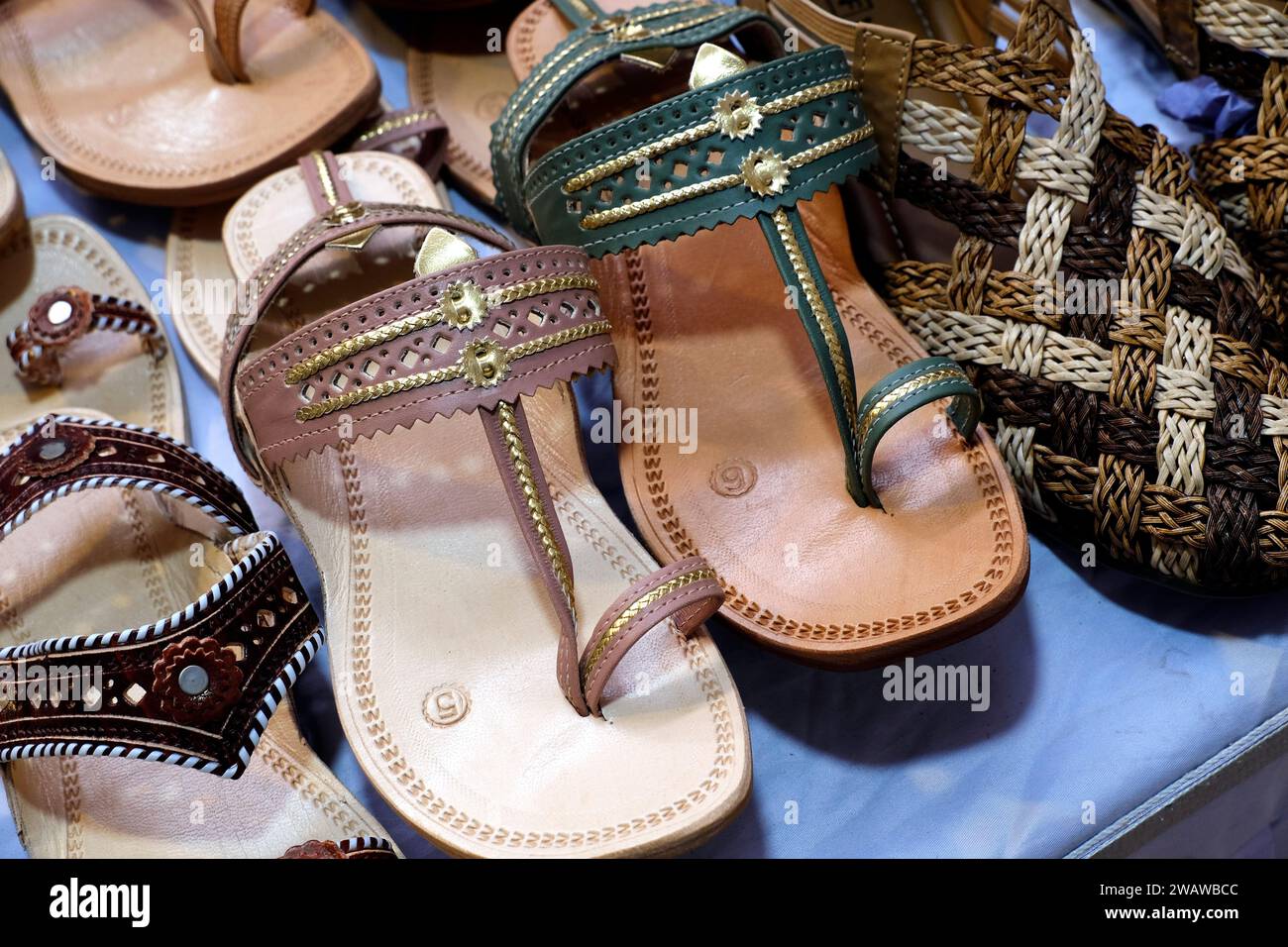 Indian slippers immagini e fotografie stock ad alta risoluzione - Alamy