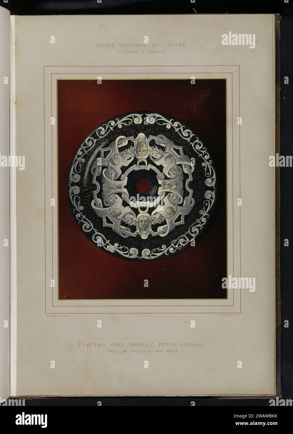 Piatto rotondo con buco nel mezzo, decorato da Pierre Raymond con teste e cherubini, Léon Vidal, dopo Pierre Raymond, c. 1876 - c. 1883 stampa fotomeccanica RP-F-2001-7-1545B-2 mostra il retro del piatto, RP-F-2001-7-1545B-3, mostra la parte anteriore del piatto. Parisafter design di: Piatto da portata in carta Limoges, piatto. cherubini, ovvero teste per bambini con ali Foto Stock