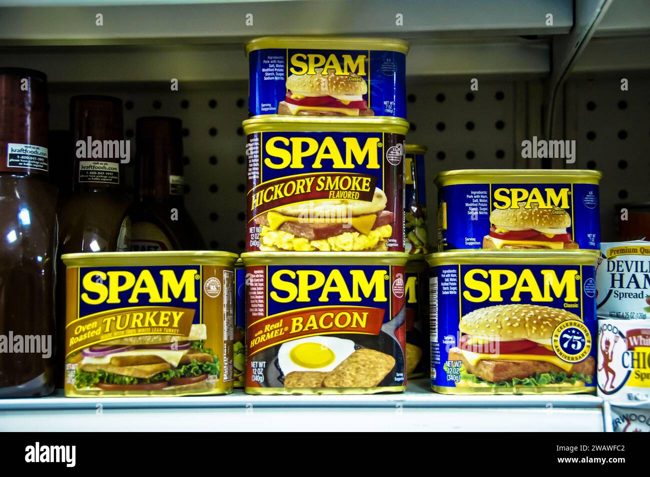 Scopri le delizie saporite con lo spam! Esplora ricette uniche come Spam Musubi e Spam al bacon. Proteggere gli oggetti di valore in un spam può essere sicuro. Eccitante centro benessere Foto Stock