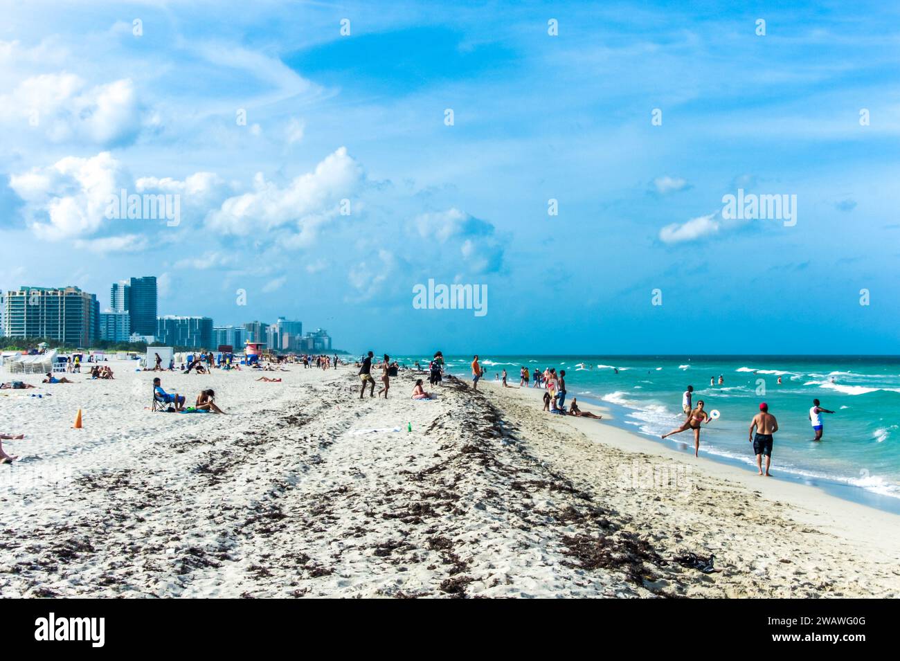 Esplora Miami Beach, Florida, un paradiso per gli amanti della spiaggia con paesaggi mozzafiato e vivaci vibrazioni. Scopri il fascino di questa destinazione iconica, Foto Stock