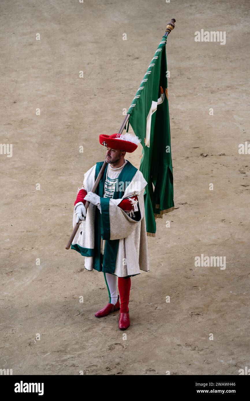 Siena, Italia - 17 agosto 2022: Portabandiera in costume storico della Nobile Contrada dell'Oca o Contrade dell'oca al Corteo storico del Palio Foto Stock