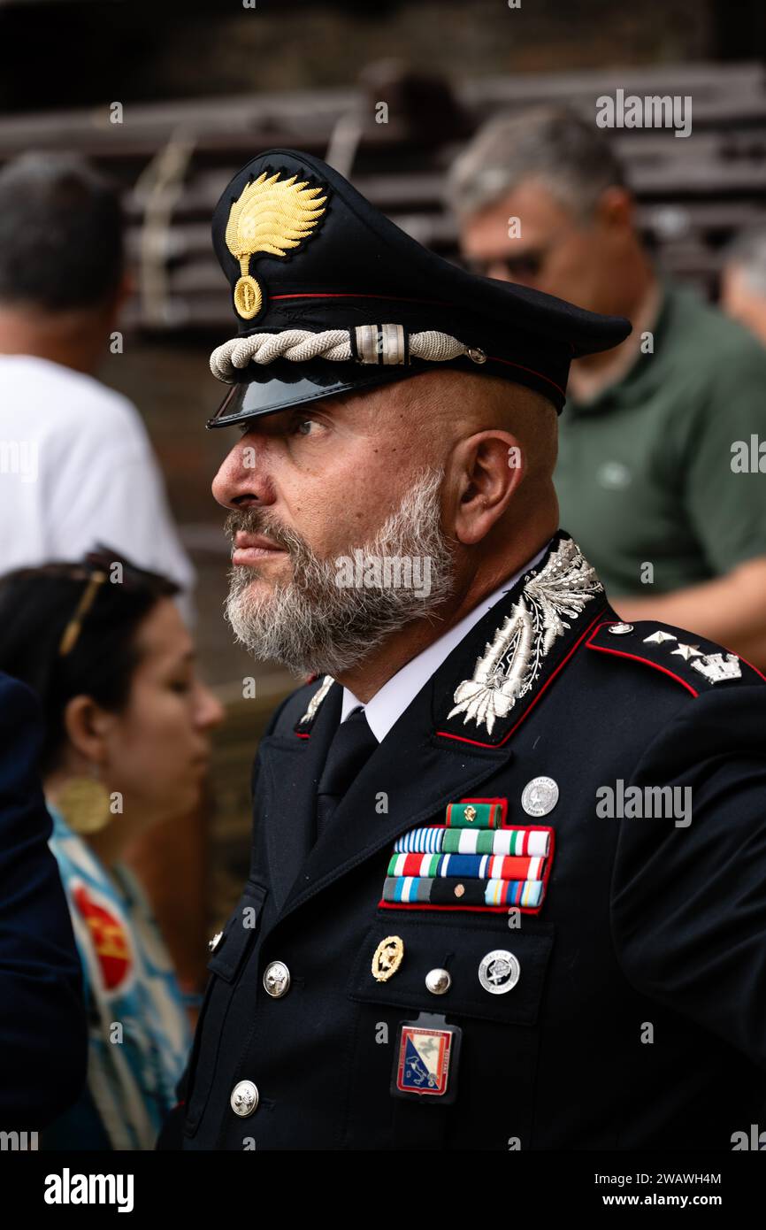 Siena, Italia - 15 agosto 2022: Tenente colonnello tenente colonnello della Legione Carabinieri Toscana al Palio con uniforme. Foto Stock