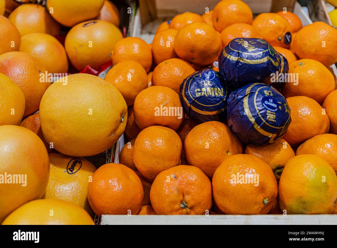 Bevande, cibo, verdura e frutta in un piccolo negozio di alimentari di Agen, Francia Foto Stock