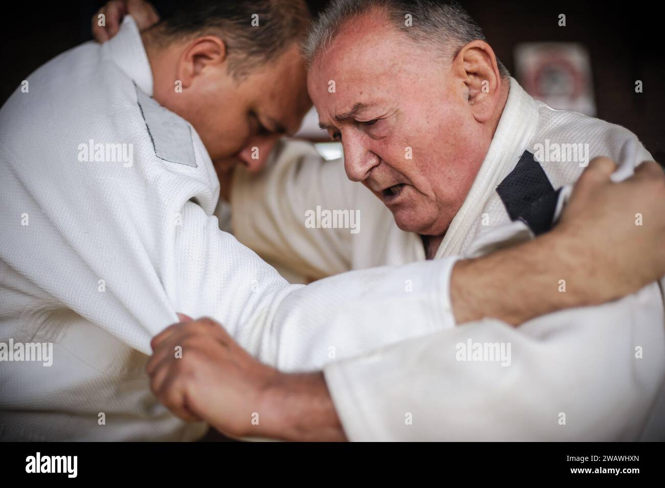 Il ritratto ravvicinato del maestro di judo sensei in gi kimono tradizionale dimostra la tecnica del judo Foto Stock