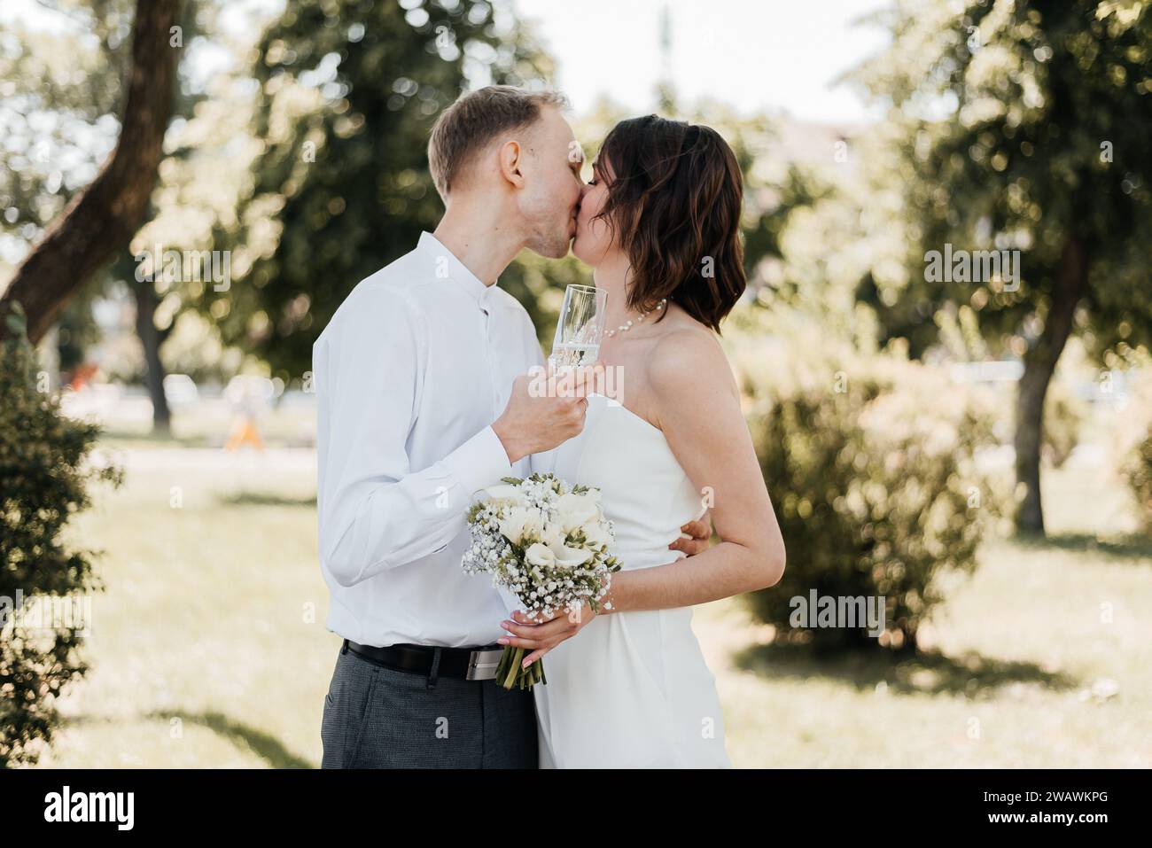 Felice sposa e lo sposo dopo la cerimonia di nozze Foto Stock