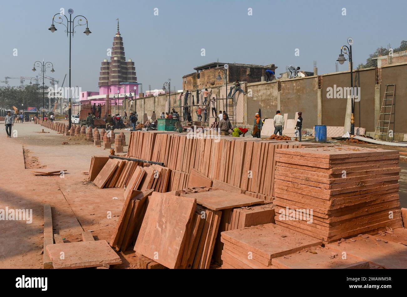 Blocchi di pietra e altri materiali per la costruzione di strade sono tenuti su un marciapiede, prima dell'inaugurazione del tempio RAM. Il tempio RAM sarà inaugurato il 22 gennaio dal primo ministro Narendra modi insieme al primo ministro dell'Uttar Pradesh, Yogi Adityanath. Quasi 8.000 dignitari, tra cui veggenti, industriali, VVIPS, attori e premiati Padam Bushan, sono stati invitati al grande evento. Foto Stock