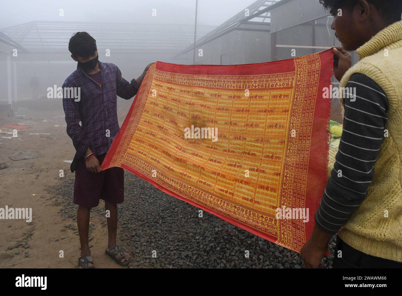 I lavoratori del cantiere espongono un panno stampato con "Jai shree RAM". Il tempio RAM sarà inaugurato il 22 gennaio dal primo ministro Narendra modi insieme al primo ministro dell'Uttar Pradesh, Yogi Adityanath. Quasi 8.000 dignitari, tra cui veggenti, industriali, VVIPS, attori e premiati Padam Bushan, sono stati invitati al grande evento. Foto Stock