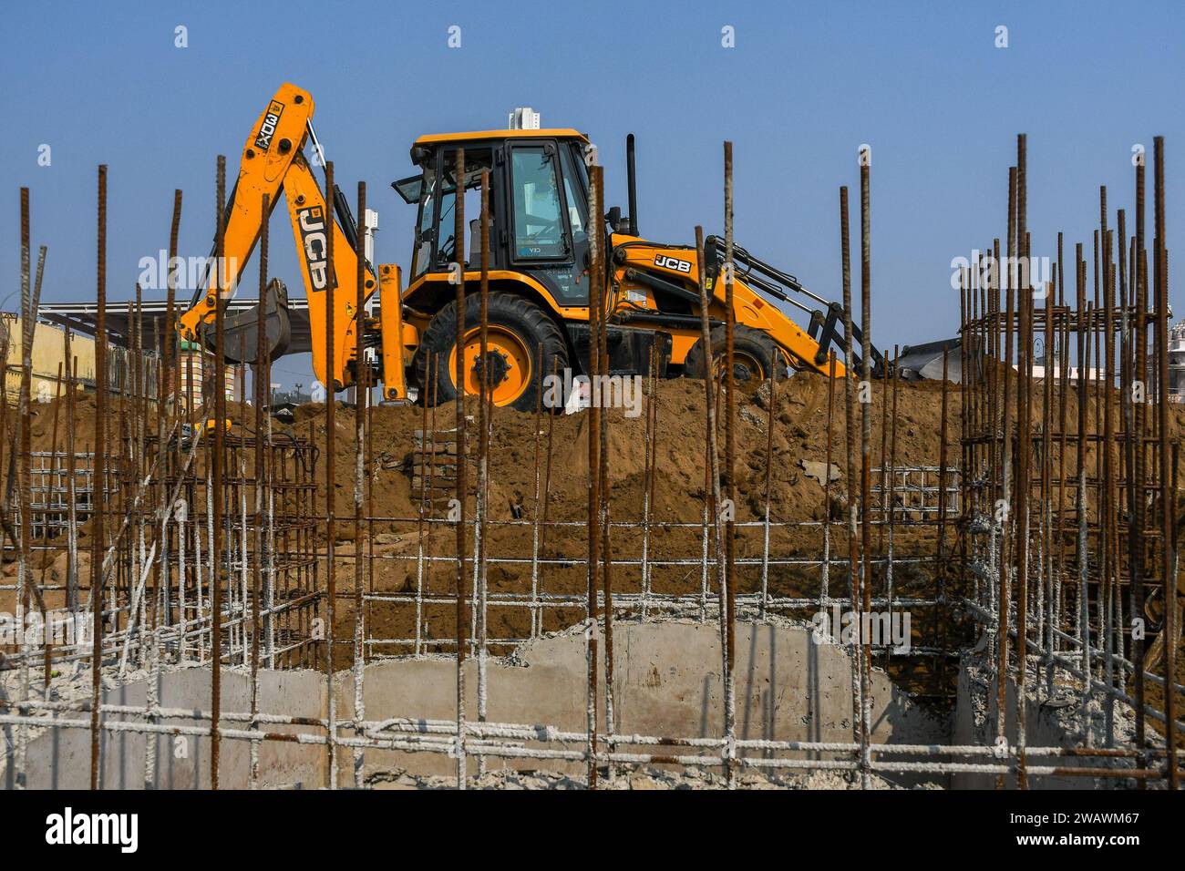 L'escavatore lavora in un cantiere stradale, prima dell'inaugurazione del tempio RAM. Il tempio RAM sarà inaugurato il 22 gennaio dal primo ministro Narendra modi insieme al primo ministro dell'Uttar Pradesh, Yogi Adityanath. Quasi 8.000 dignitari, tra cui veggenti, industriali, VVIPS, attori e premiati Padam Bushan, sono stati invitati al grande evento. Foto Stock