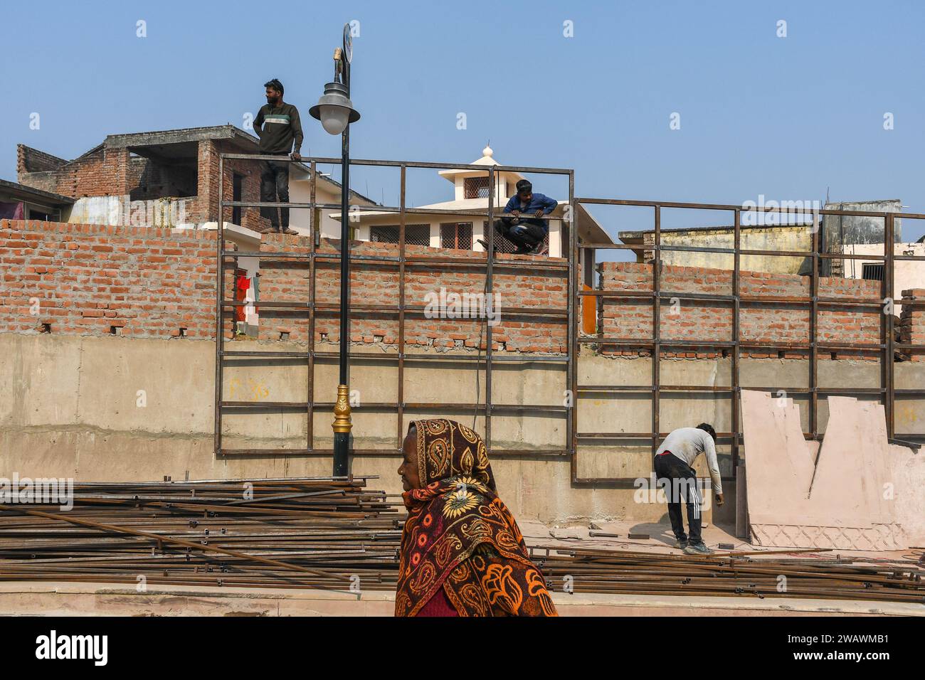 Ayodhya, India. 26 dicembre 2023. I lavoratori sono visti lavorare in un muro di nuova costruzione, prima dell'inaugurazione del tempio RAM. Il tempio RAM sarà inaugurato il 22 gennaio dal primo ministro Narendra modi insieme al primo ministro dell'Uttar Pradesh, Yogi Adityanath. Quasi 8.000 dignitari, tra cui veggenti, industriali, VVIPS, attori e premiati Padam Bushan, sono stati invitati al grande evento. (Foto di Biplov Bhuyan/SOPA Images/Sipa USA) credito: SIPA USA/Alamy Live News Foto Stock