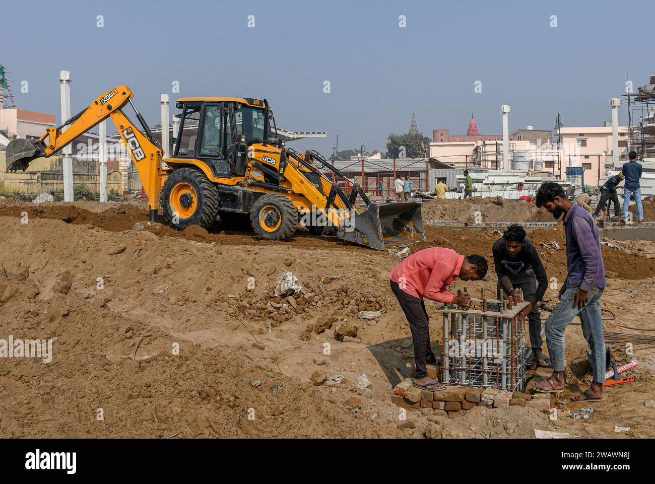 Ayodhya, India. 26 dicembre 2023. I lavoratori sono visti in un cantiere stradale, prima dell'inaugurazione del tempio RAM. Il tempio RAM sarà inaugurato il 22 gennaio dal primo ministro Narendra modi insieme al primo ministro dell'Uttar Pradesh, Yogi Adityanath. Quasi 8.000 dignitari, tra cui veggenti, industriali, VVIPS, attori e premiati Padam Bushan, sono stati invitati al grande evento. (Immagine di credito: © Biplov Bhuyan/SOPA Images via ZUMA Press Wire) SOLO USO EDITORIALE! Non per USO commerciale! Foto Stock