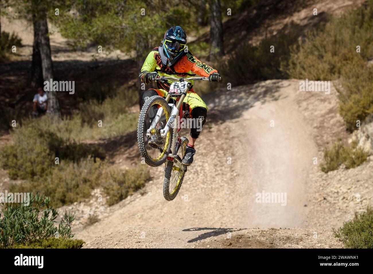 Ciclista che salta su una MTB Downhill Mountain Bike Foto Stock
