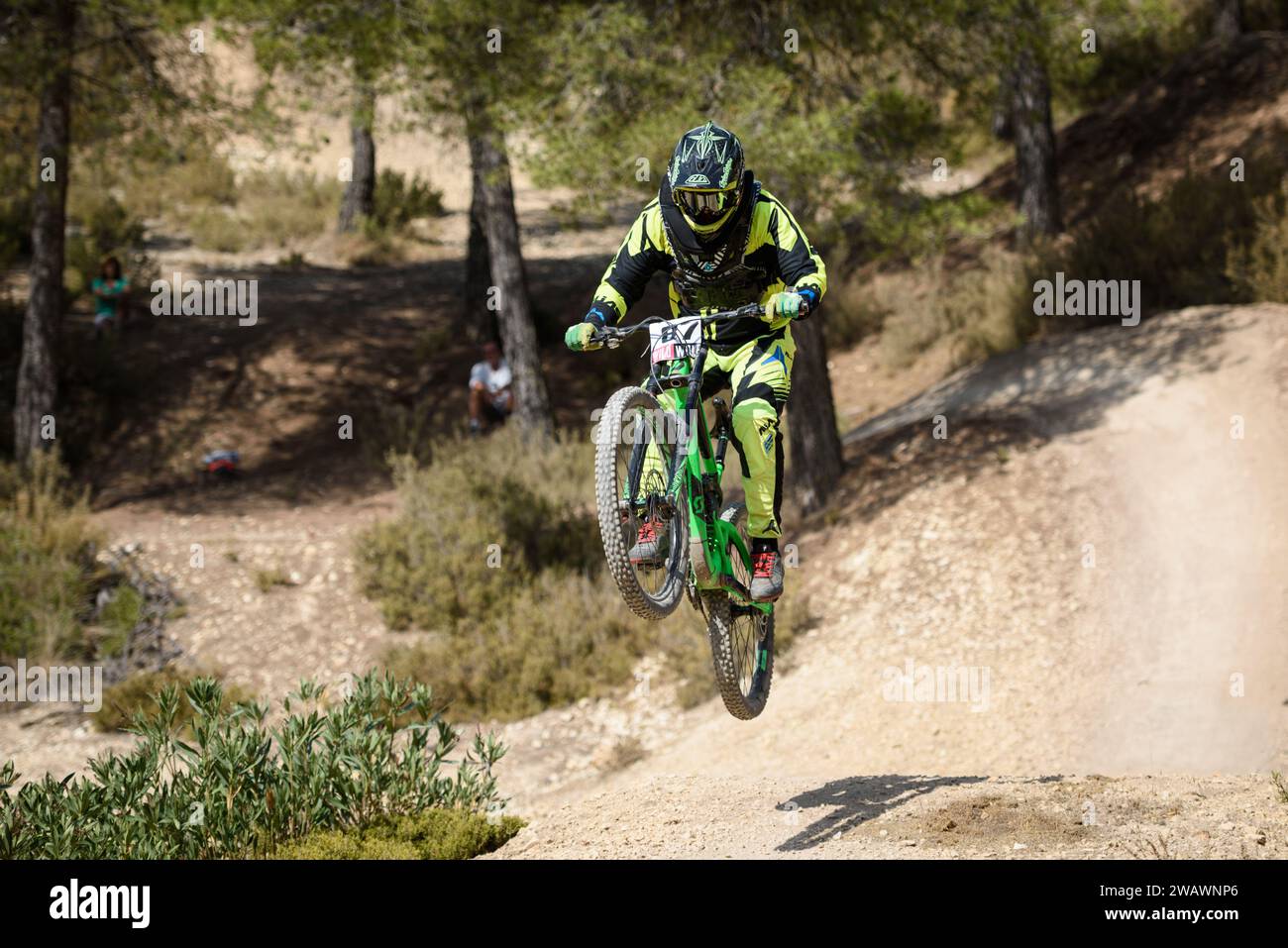 Ciclista che salta su una MTB Downhill Mountain Bike Foto Stock