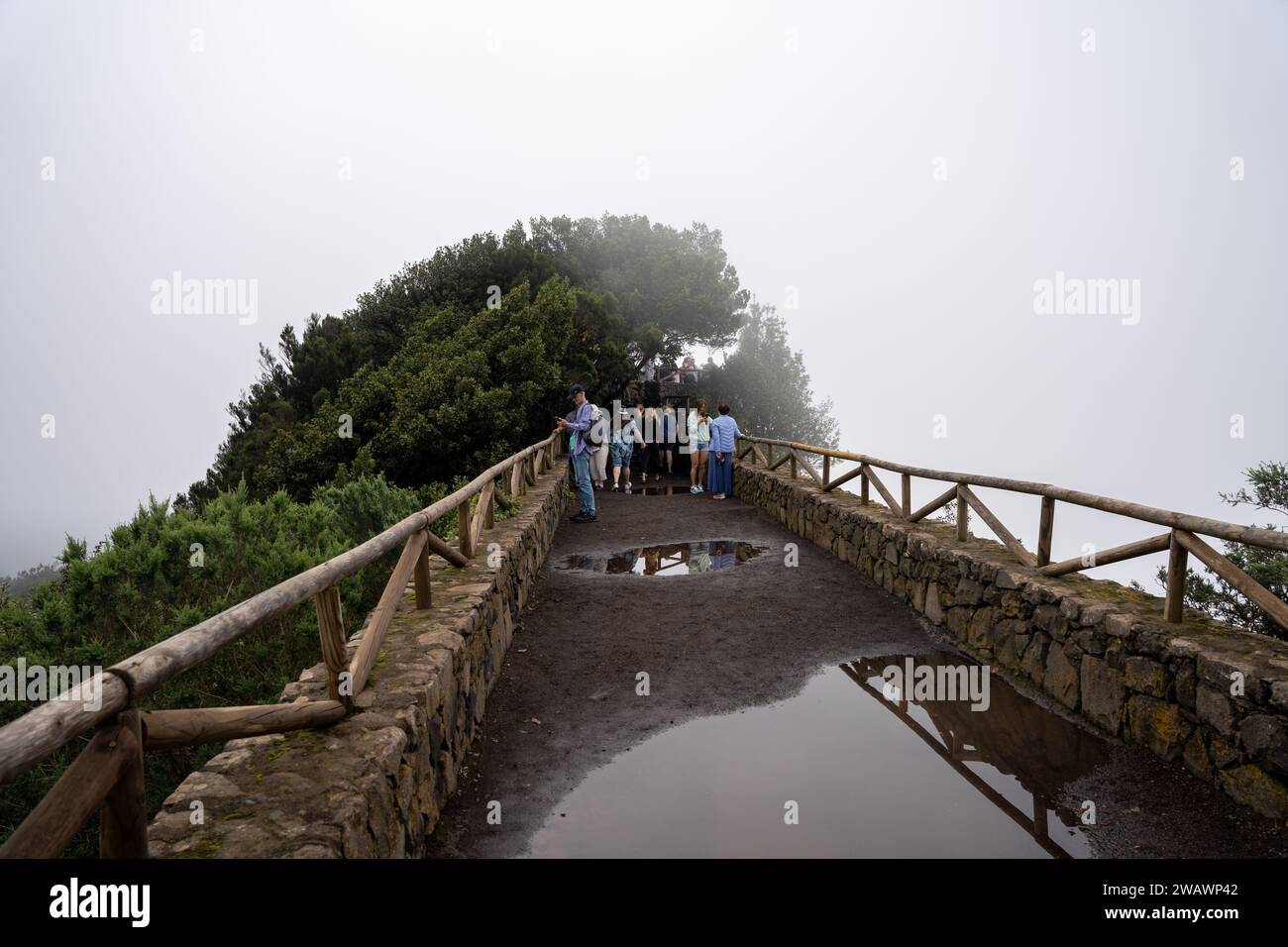 Pico del Ingles, Tenerife, Spagna - 03.12.2023: Turisti in posizione panoramica a Mirador Pico del Ingles Foto Stock