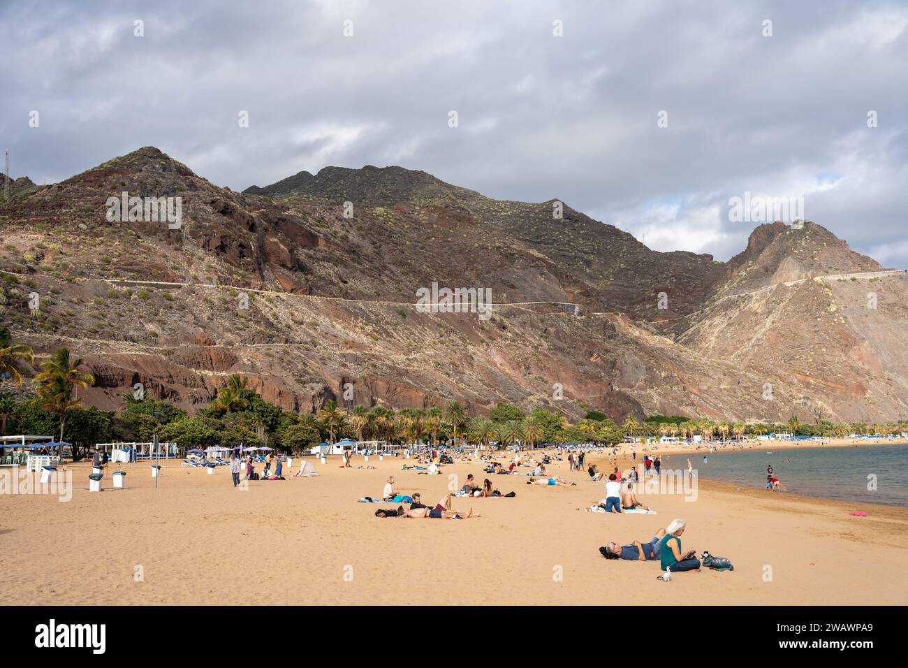 Santa Cruz de Tenerife, Spagna - 03.12.2023: Persone a Playa de Las Teresitas, Tenerife, Spagna Foto Stock