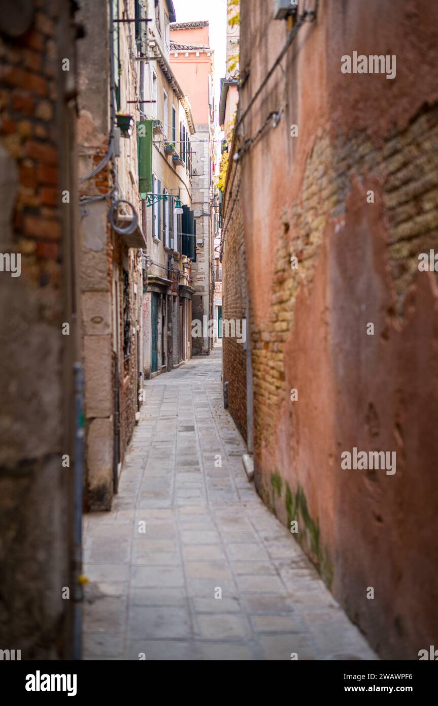 Uno stretto vicolo a Venezia non frequentato dai turisti e che offre una visione dell'originale. Foto Stock