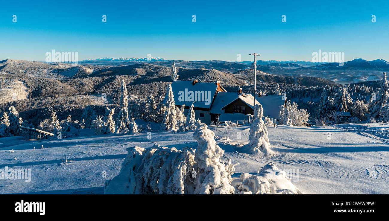 Vista dal colle Velka Raca sulle montagne Kysucke Beskydy durante le fredde giornate invernali con cielo limpido Foto Stock