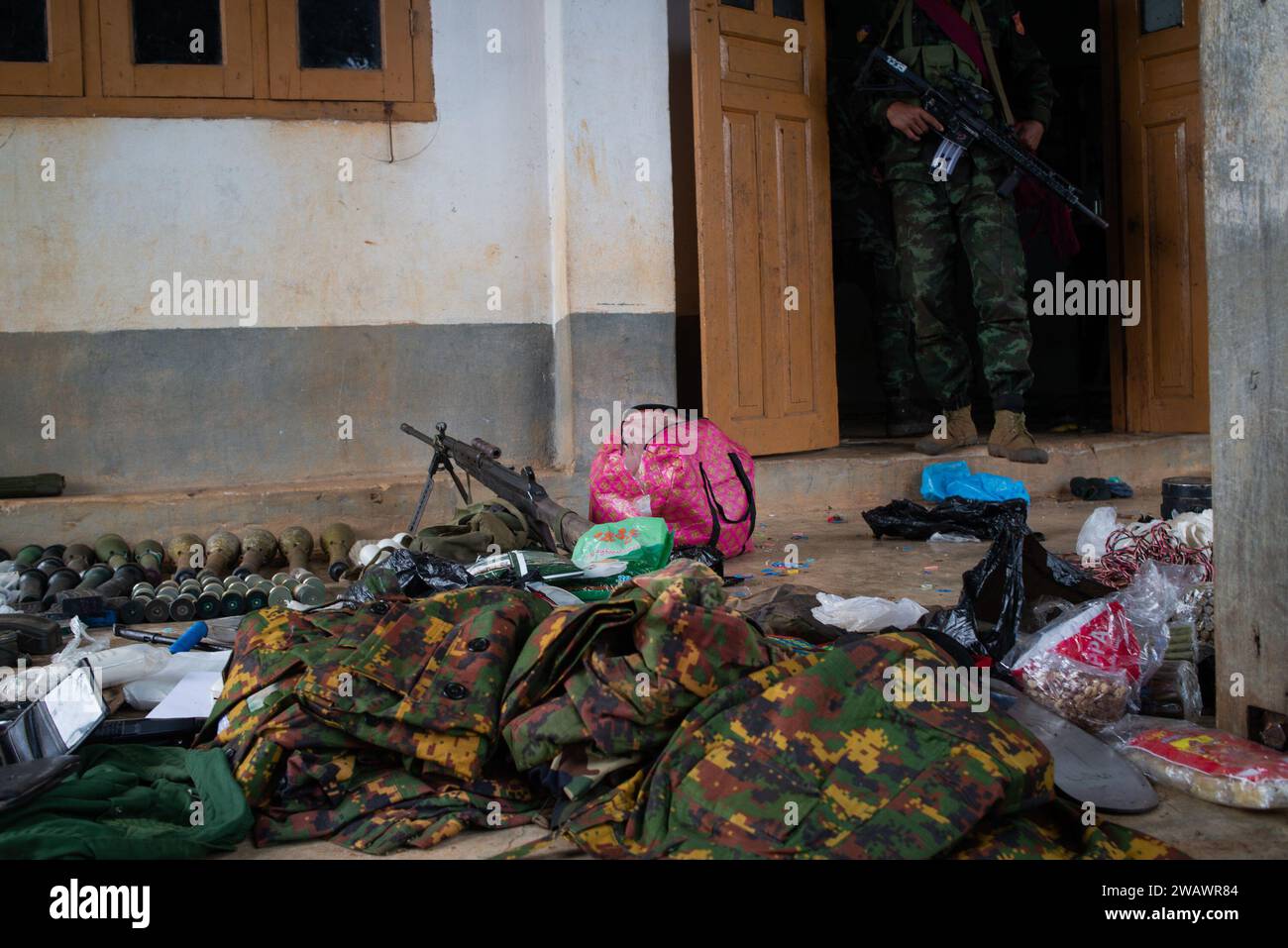 La forza di resistenza Karenni sequestrò armi alla giunta militare durante l'operazione del 1111 nella cittadina di Mobye, nello Stato Shan meridionale. Foto Stock