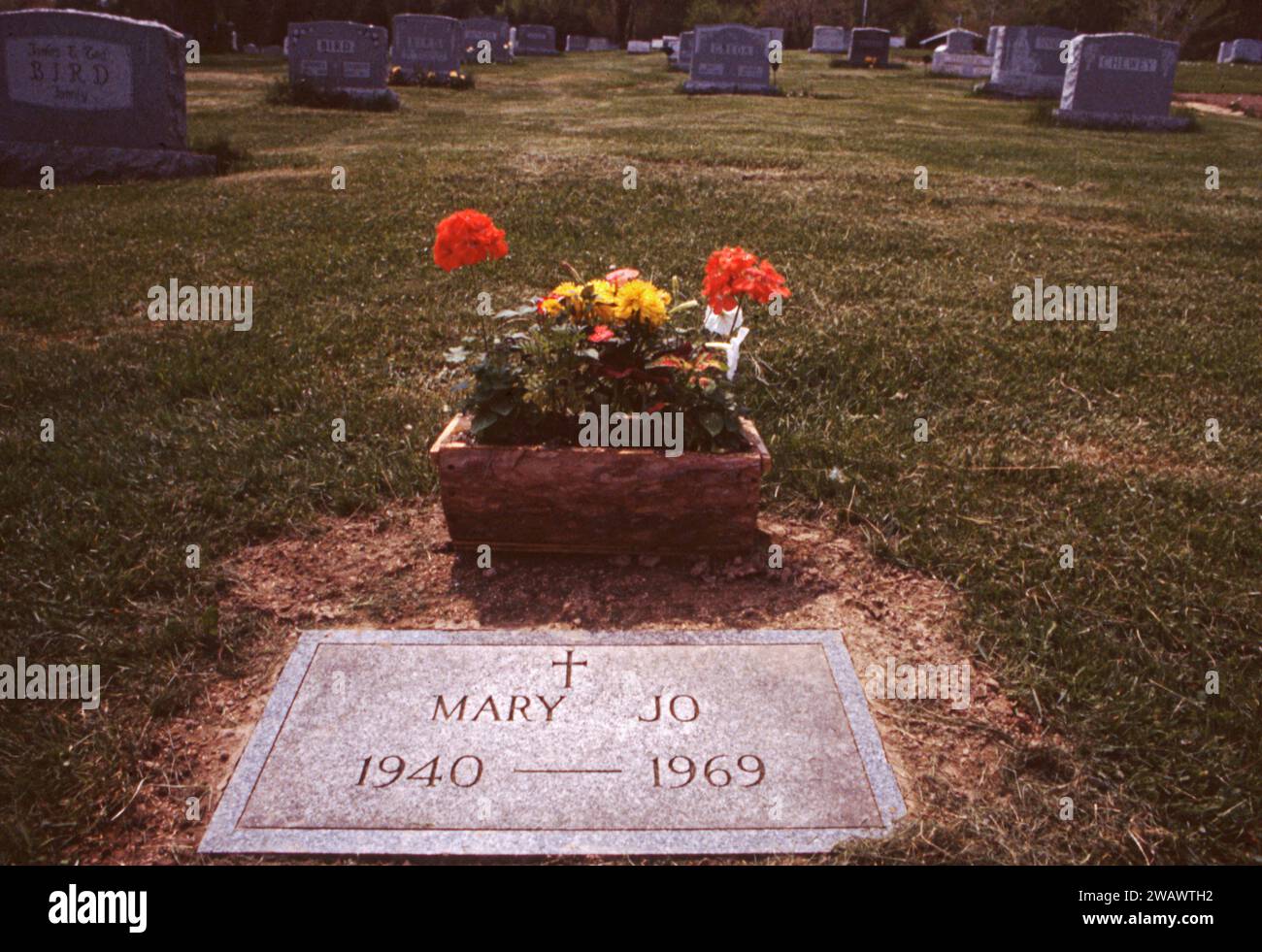 La tomba originale di Mary Jo Kopechne. Nel cimitero di Saint Vincent DePaul a Larksville, Pennsylvania. Fu successivamente trasferita in una tomba con i suoi genitori Gwen e Joseph. In una foto del 1979. Foto Stock