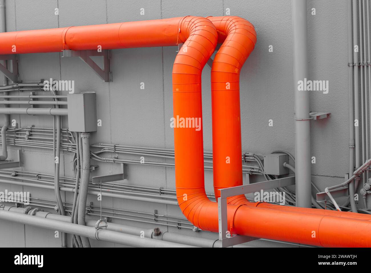 Tubi dell'acqua, tubi dell'aria, tubi del sistema di irrigazione a bassa pressione, progettazione di costruzione di tubazioni in edifici commerciali. Foto Stock