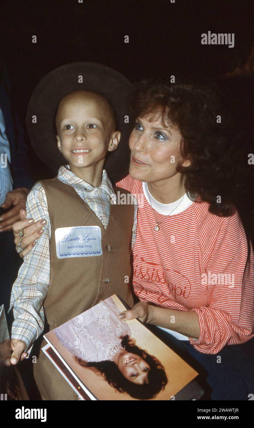 Prima di un concerto, Loretta Lynn saluta una tifosa sorridente nel backstage. Sembra avere problemi di salute e sta per ricevere una foto. Nel backstage del 1982. Foto Stock