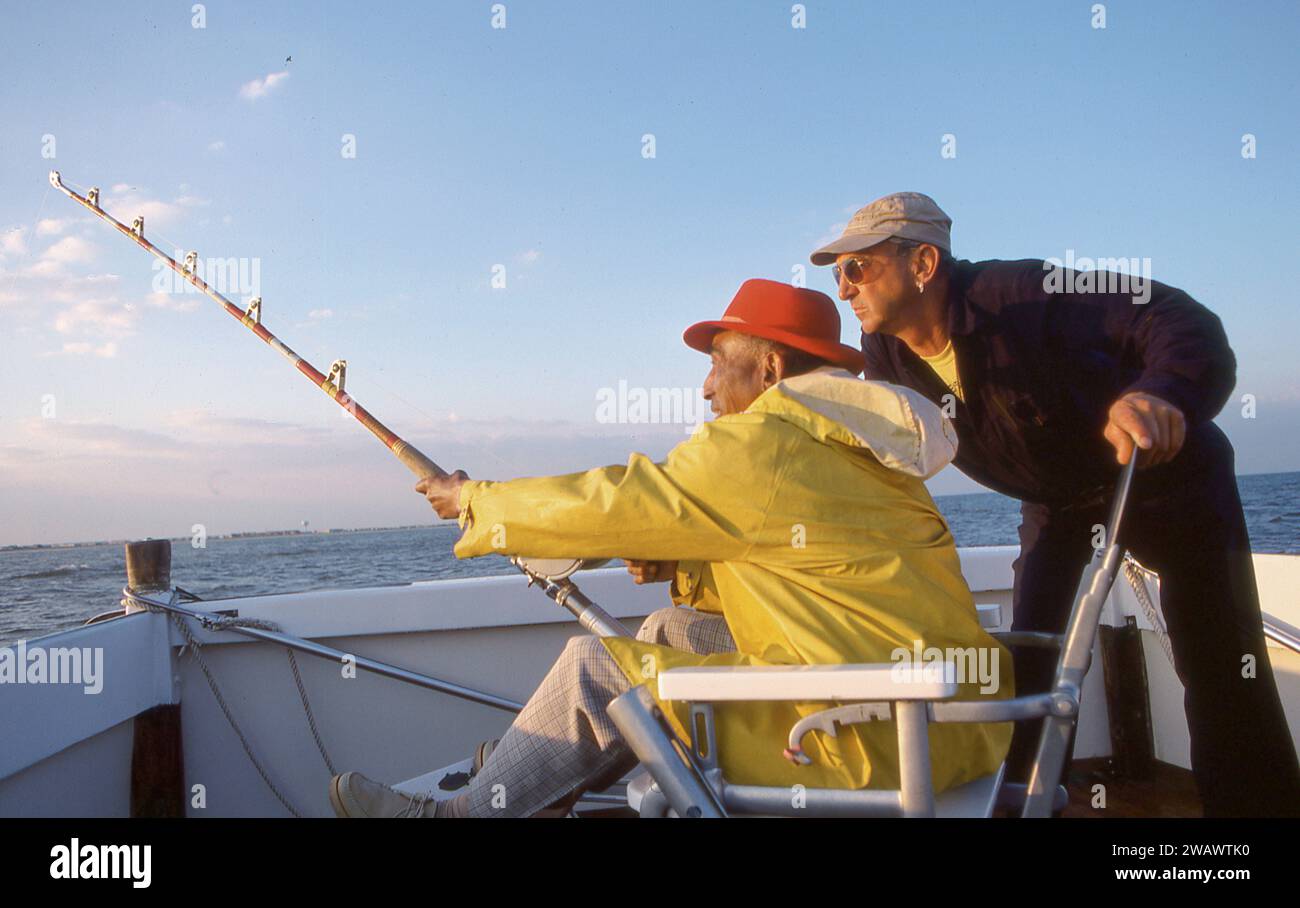 Il leggendario pescatore di mostri Frank Mundus porta un uomo ricco in una spedizione di pesca a Montauk, Long Island, New York. Mundus è ritenuto il modello del personaggio di Quint nel film epico lo squalo. Foto Stock