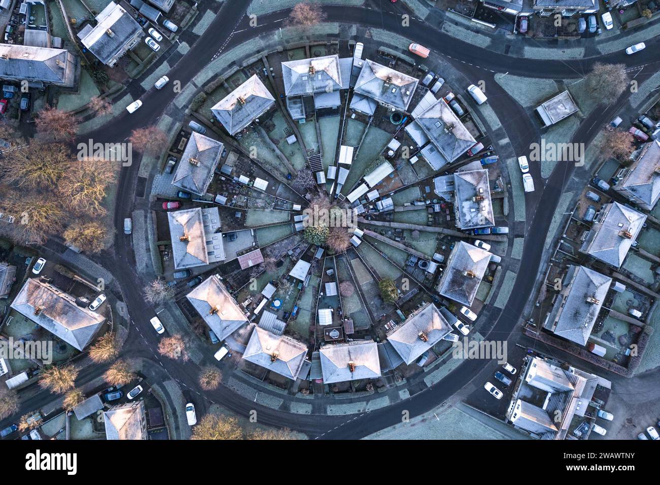 Kendal, Cumbria, 7 gennaio 2024 - Una notte di nebbia e temperature sotto lo zero ha portato una bella gelata mattutina alla città di Kendal in Cumbria domenica. Il castello di Kendal, che si affaccia sulla città medievale, era circondato da uno strato di ghiaccio bianco mentre gli escursionisti si godevano la vista. Le case ai piedi del castello sono sagomate in cerchi e gli ovali catturano anche il gelo. Credito: Stop Press Media/Alamy Live News Foto Stock