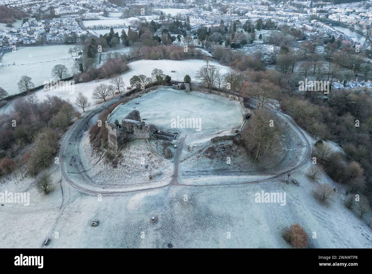 Kendal, Cumbria, 7 gennaio 2024 - Una notte di nebbia e temperature sotto lo zero ha portato una bella gelata mattutina alla città di Kendal in Cumbria domenica. Il castello di Kendal, che si affaccia sulla città medievale, era circondato da uno strato di ghiaccio bianco mentre gli escursionisti si godevano la vista. Le case ai piedi del castello sono sagomate in cerchi e gli ovali catturano anche il gelo. Credito: Stop Press Media/Alamy Live News Foto Stock