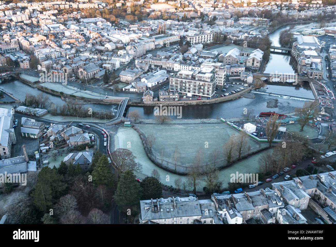 Kendal, Cumbria, 7 gennaio 2024 - Una notte di nebbia e temperature sotto lo zero ha portato una bella gelata mattutina alla città di Kendal in Cumbria domenica. Il castello di Kendal, che si affaccia sulla città medievale, era circondato da uno strato di ghiaccio bianco mentre gli escursionisti si godevano la vista. Le case ai piedi del castello sono sagomate in cerchi e gli ovali catturano anche il gelo. Credito: Stop Press Media/Alamy Live News Foto Stock