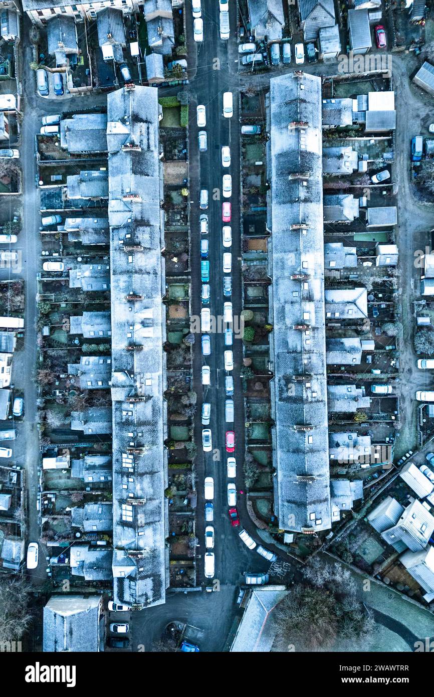 Kendal, Cumbria, 7 gennaio 2024 - Una notte di nebbia e temperature sotto lo zero ha portato una bella gelata mattutina alla città di Kendal in Cumbria domenica. Il castello di Kendal, che si affaccia sulla città medievale, era circondato da uno strato di ghiaccio bianco mentre gli escursionisti si godevano la vista. Le case ai piedi del castello sono sagomate in cerchi e gli ovali catturano anche il gelo. Credito: Stop Press Media/Alamy Live News Foto Stock