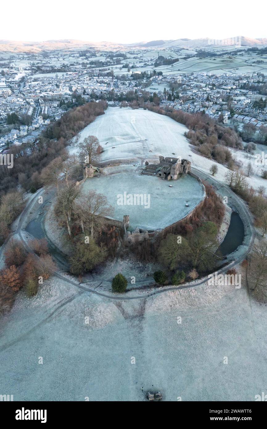 Kendal, Cumbria, 7 gennaio 2024 - Una notte di nebbia e temperature sotto lo zero ha portato una bella gelata mattutina alla città di Kendal in Cumbria domenica. Il castello di Kendal, che si affaccia sulla città medievale, era circondato da uno strato di ghiaccio bianco mentre gli escursionisti si godevano la vista. Le case ai piedi del castello sono sagomate in cerchi e gli ovali catturano anche il gelo. Credito: Stop Press Media/Alamy Live News Foto Stock