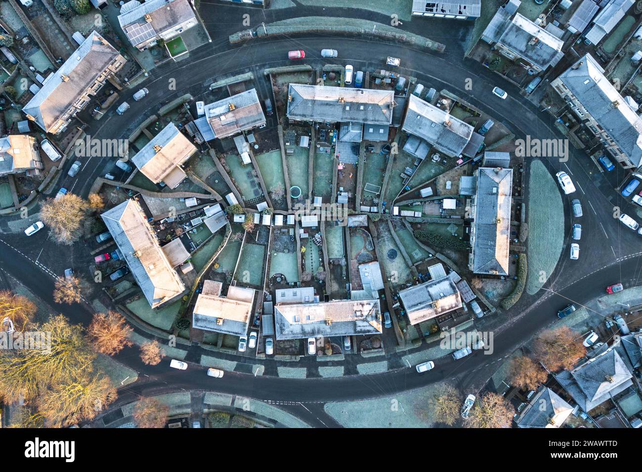 Kendal, Cumbria, 7 gennaio 2024 - Una notte di nebbia e temperature sotto lo zero ha portato una bella gelata mattutina alla città di Kendal in Cumbria domenica. Il castello di Kendal, che si affaccia sulla città medievale, era circondato da uno strato di ghiaccio bianco mentre gli escursionisti si godevano la vista. Le case ai piedi del castello sono sagomate in cerchi e gli ovali catturano anche il gelo. Credito: Stop Press Media/Alamy Live News Foto Stock