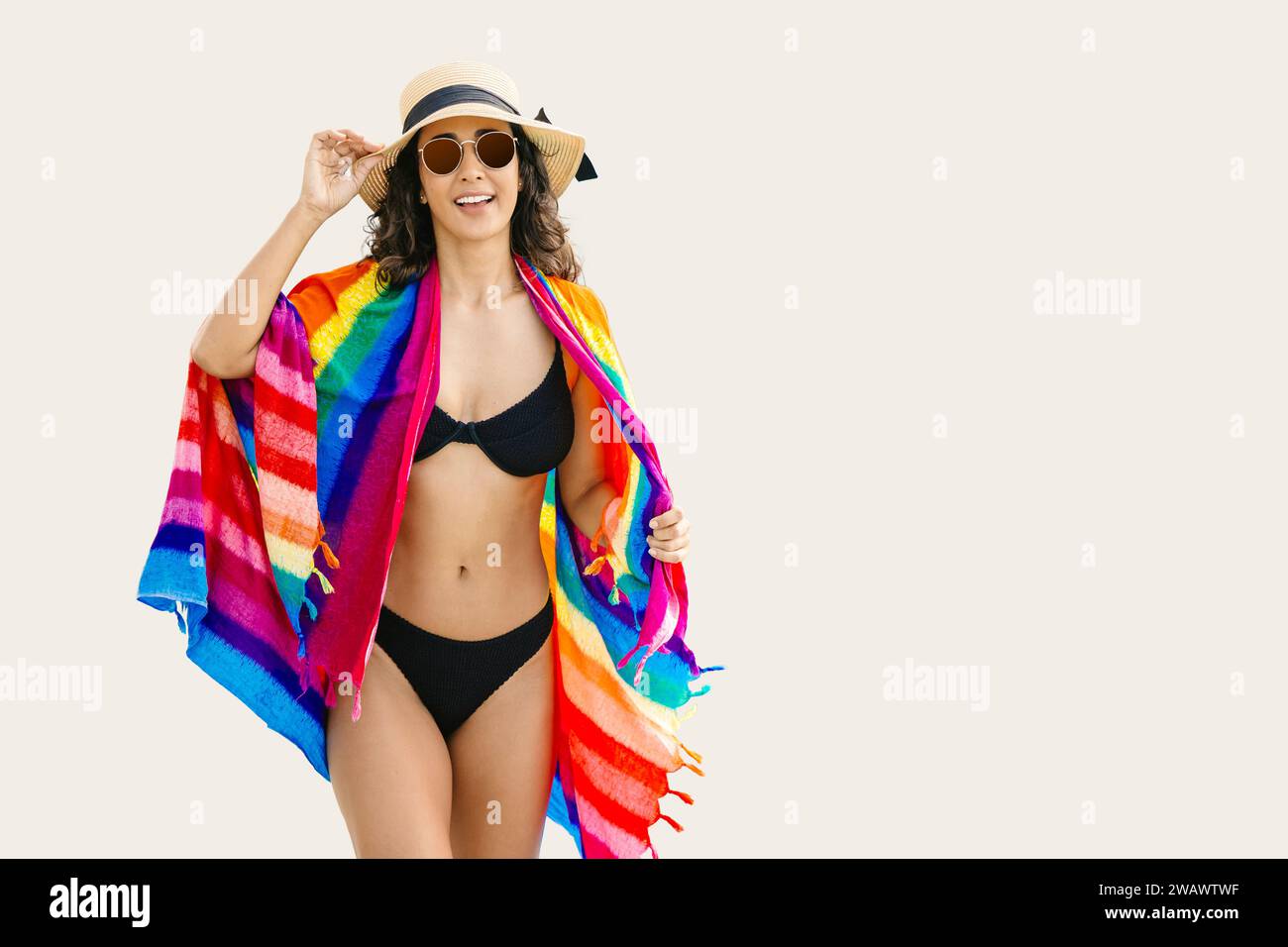 ritrattistica happy bikini fashion beauty women che sorridono con scialli colorati occhiali da sole e cappello godetevi rilassanti vacanze estive isolate Foto Stock