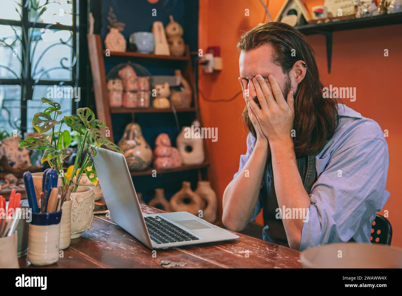 artista della ceramica artigianato il proprietario di piccole imprese non riesce a esprimere lo stress da cattive notizie bancarotta e problemi di debito Foto Stock