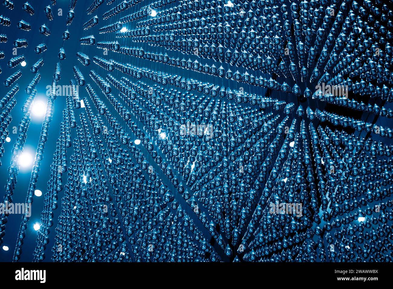 La sfera a sfera lucida allinea il modello lineare nello spazio aereo per il fenomeno della materia fisica di atomi o molecole. catena a blocchi. concep. arte fisica nucleare quantistica Foto Stock