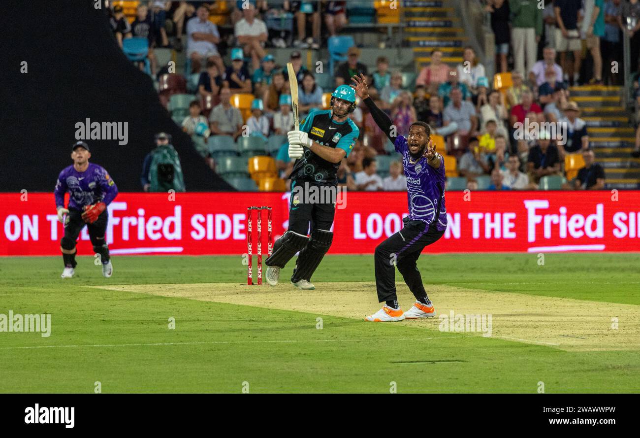 Brisbane, Australia. 7 gennaio 2024. Chris Jordan (Hobart) lancia l'ultimo pallone a Paul Walter (Brisbane) durante la partita della Big Bash League tra Brisbane Heat e Hobart Hurricanes al Gabba. Credito: Matthew Starling / Alamy Live News Foto Stock