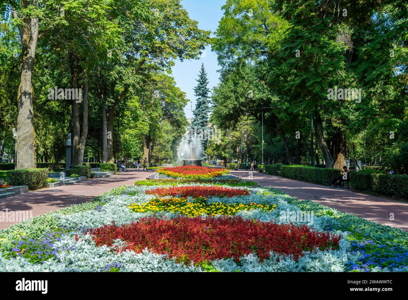 Letto di fiori nel Parco Panfilov, parco municipale a Bishkek, Kirghizistan Foto Stock