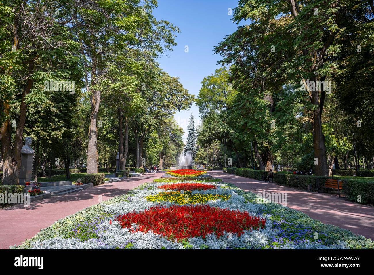 Passeggini, letto di fiori nel Parco Panfilov, parco municipale a Bishkek, Kirghizistan Foto Stock