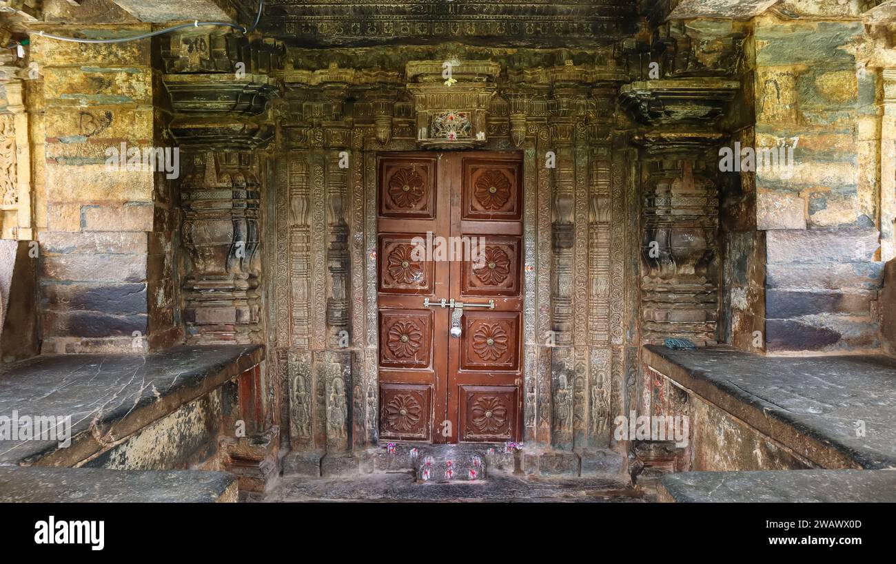 Dettagli di intaglio sul Tempio di Sri Mukteshwara, architettura in stile Chalukya del XII secolo, dedicata al Signore Shiva, Choudayyadanapur, Karnataka, India. Foto Stock
