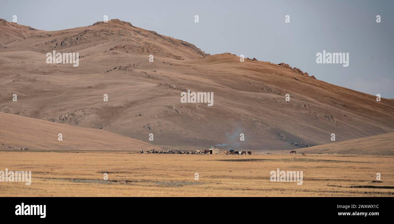 Yurte tradizionali a Songkoel su un altopiano, montagne sullo sfondo, Kirghizistan Foto Stock