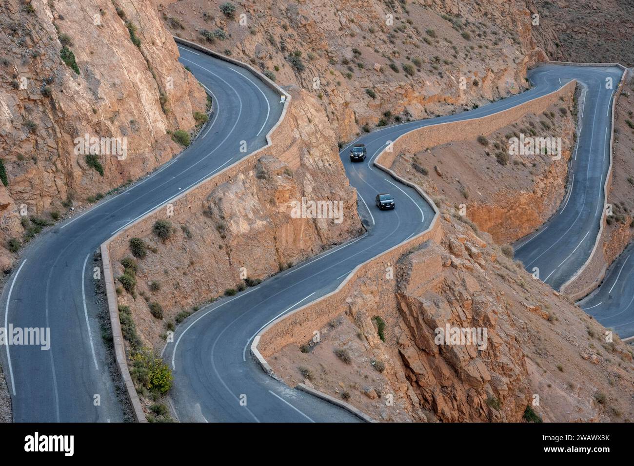 Passo di montagna con serpentine, Gorges du Dades, Gola di Dades, Tamellalt, Marocco, Africa Foto Stock